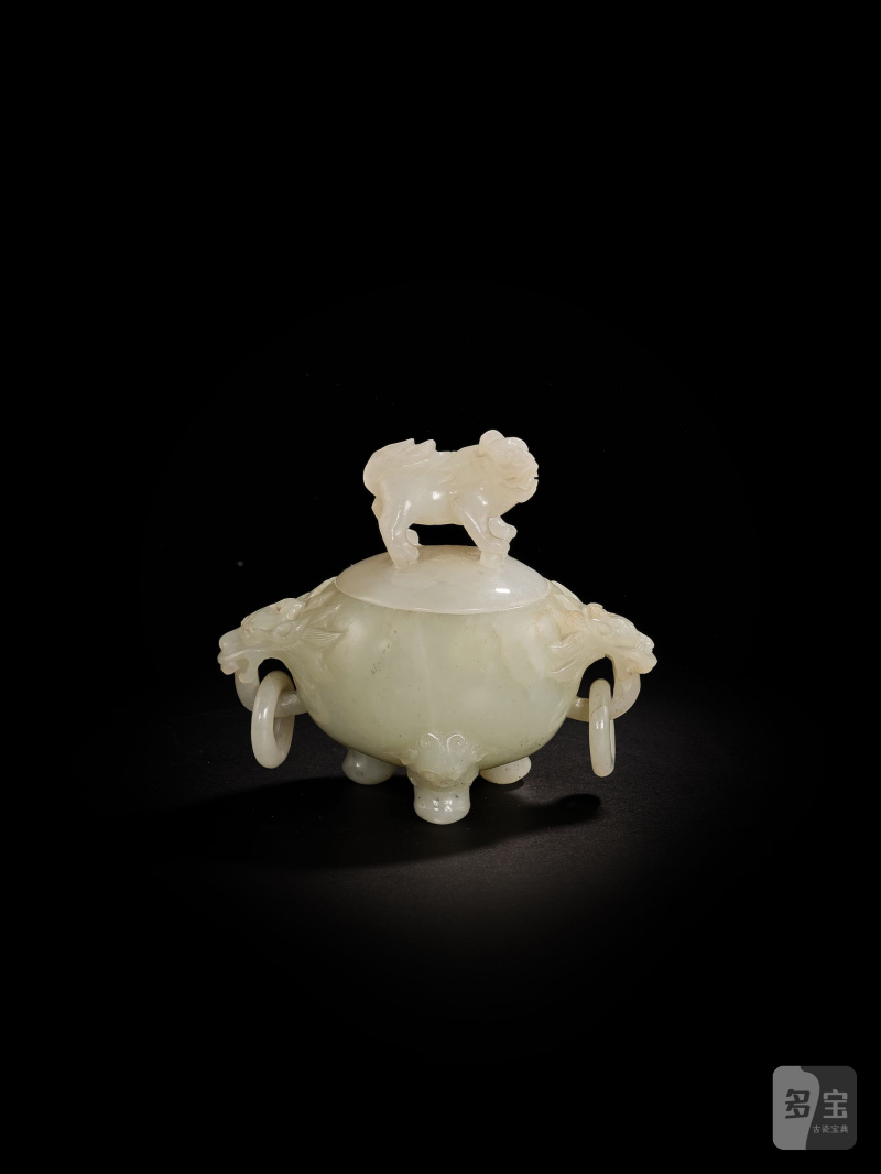 清　青白玉雕獸耳活環三足小蓋爐 | A MINIATURE PALE GREEN JADE TRIPOD CENSER AND A COVER - 图3
